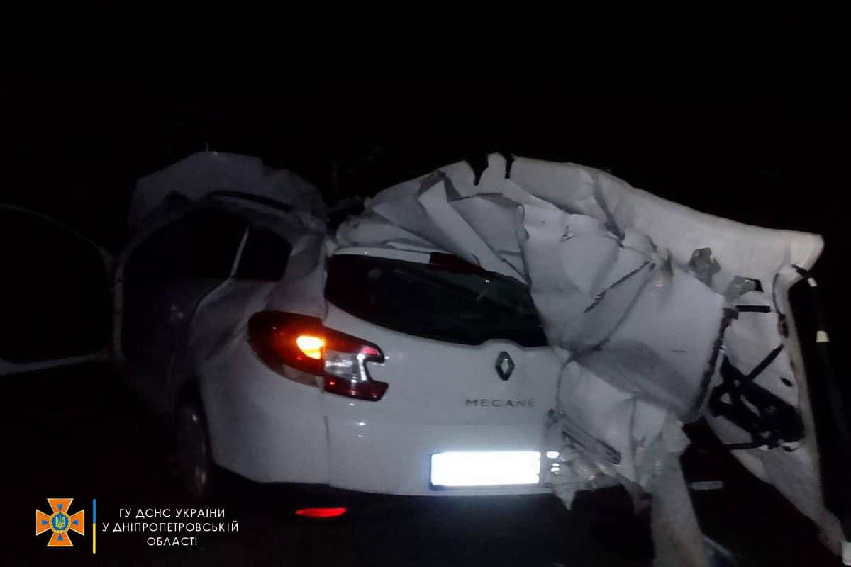 Від отриманих травм загинуло троє пасажирів автівки: двоє жінок та хлопчик / фото ДСНС