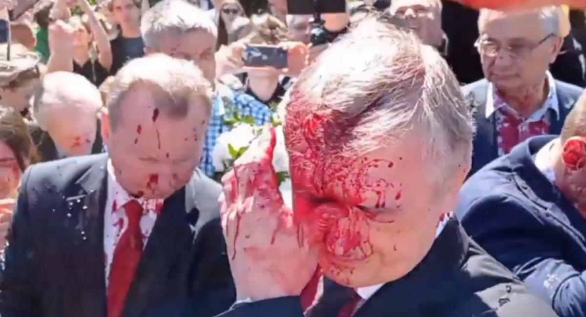 Посла Росії в Польщі облили червоною фарбою / Скріншот Посла Росії в Польщі облили червоною фарбою / Скріншот