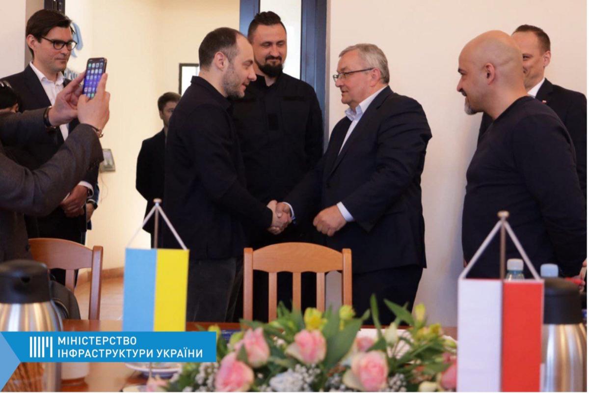 Украина и Польша создадут совместное предприятие для активизации железнодорожных перевозок / фото Мининфраструктуры Украина и Польша создадут совместное предприятие для активизации железнодорожных перевозок / фото Мининфраструктуры