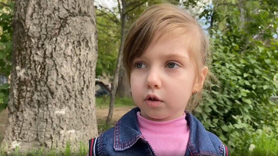 Чотирирічна Аліса з "Азовсталі", яку росіяни розлучили з мамою, зараз у безпеці / фото Суспільне Чотирирічна Аліса з "Азовсталі", яку росіяни розлучили з мамою, зараз у безпеці / фото Суспільне
