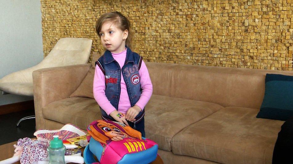 Як почувається Аліса з Маріуполя, яку окупанти розлучили із мамою / фото Суспільне Як почувається Аліса з Маріуполя, яку окупанти розлучили із мамою / фото Суспільне
