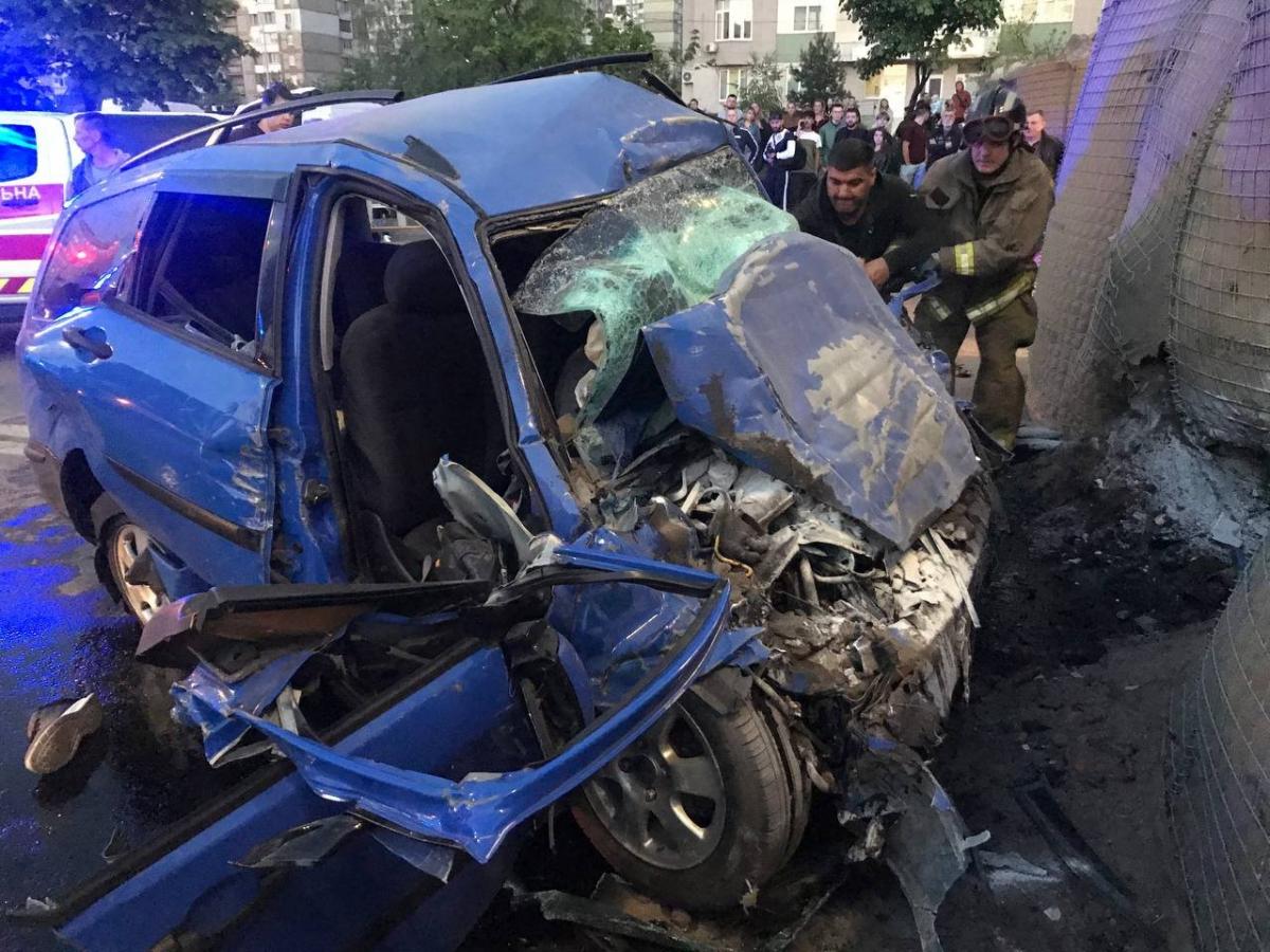 На столичной Троещине автомобиль влетел в блокпост / фото ГСЧС в Киеве