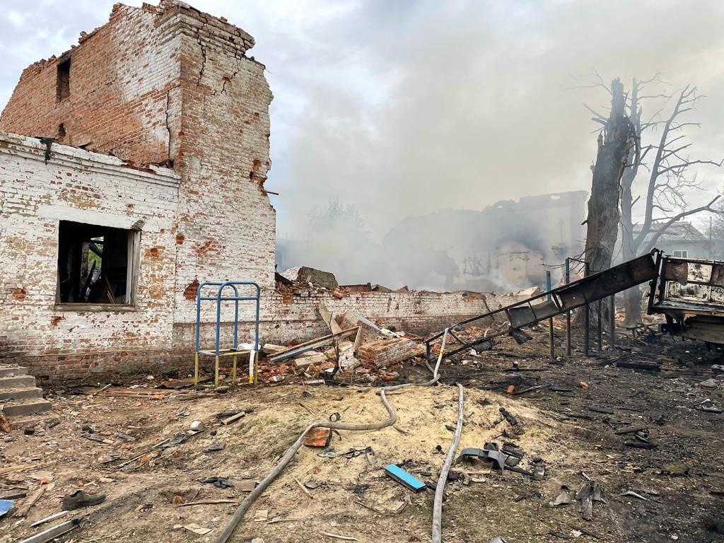 Наслідки авіаударів по Новгород-Сіверському / фото В'ячеслава Чауса Наслідки авіаударів по Новгород-Сіверському / фото В'ячеслава Чауса