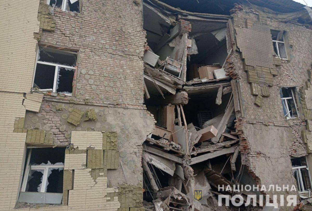 Уздовж усієї смуги оборони ворог застосовує бойову авіацію, реактивні системи залпового вогню, ствольну артилерію великих калібрів / фото Нацполіція Уздовж усієї смуги оборони ворог застосовує бойову авіацію, реактивні системи залпового вогню, ствольну артилерію великих калібрів / фото Нацполіція