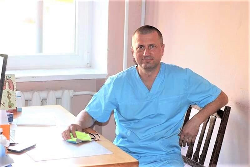 Працюючи мером, під час війни Кузьменко вимушено повернувся до своєї професії хірурга і періодично робив у лікарні складні операції - Facebook - фото Дмитро Живицький Працюючи мером, під час війни Кузьменко вимушено повернувся до своєї професії хірурга і періодично робив у лікарні складні операції - Facebook - фото Дмитро Живицький