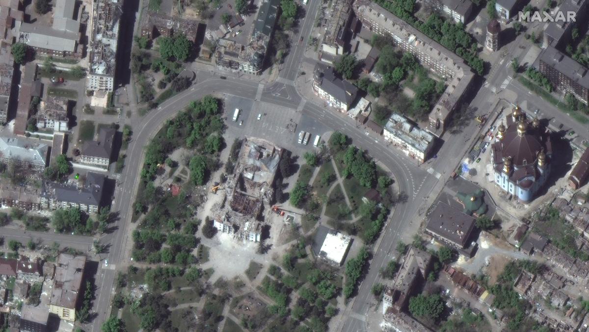 Спутниковые снимки драмтеатра по состоянию на 12 мая / Maxar Technologies
