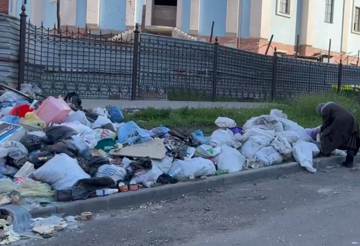 Деяким жителям Маріуполя доводиться шукати їжу в смітниках / фото Петро Андрющенко Деяким жителям Маріуполя доводиться шукати їжу в смітниках / фото Петро Андрющенко