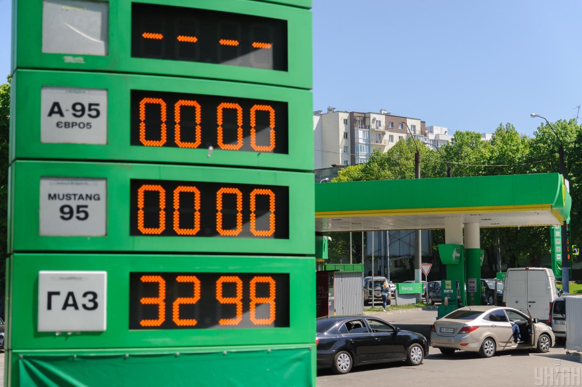 Информация об отсутствии топлива на стенде с ценой на топливо на АЗС во Львове / фото УНИАН
