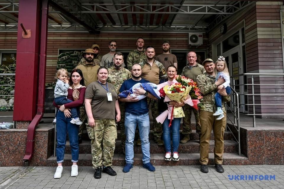 Зустрічати Тетяну з пологового будинку прийшли побратими загиблих родичів / фото Укрінформ Зустрічати Тетяну з пологового будинку прийшли побратими загиблих родичів / фото Укрінформ