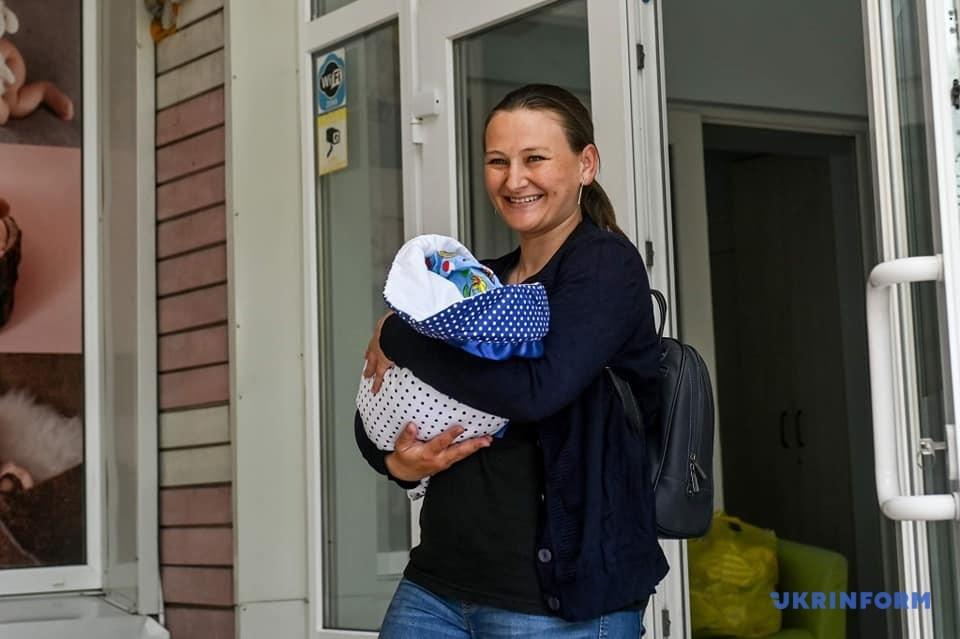 У Запоріжжі з пологового будинку зустріли дружину загиблого бійця полку «Азов» / фото Укрінформ У Запоріжжі з пологового будинку зустріли дружину загиблого бійця полку «Азов» / фото Укрінформ