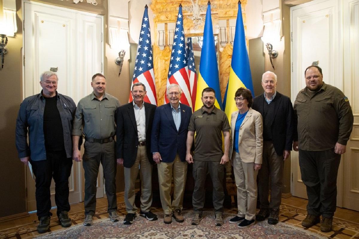 Про це він сказав на зустрічі з делегацією верхньої палати Конгресу США на чолі з лідером республіканської меншості в Сенаті Мітчеллом Макконнеллом / фото president.gov.ua Про це він сказав на зустрічі з делегацією верхньої палати Конгресу США на чолі з лідером республіканської меншості в Сенаті Мітчеллом Макконнеллом / фото president.gov.ua