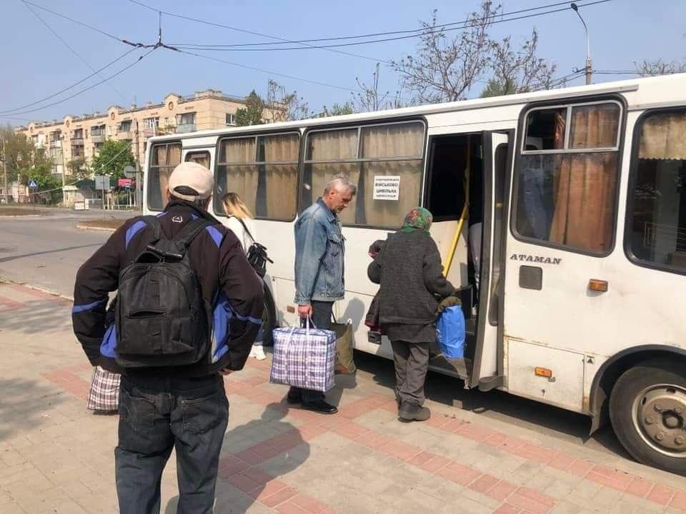 З Сєвєродонецька евакуювали 17 осіб \ Телеграм-канал голови Луганської ОВА Сергія Гайдая З Сєвєродонецька евакуювали 17 осіб \ Телеграм-канал голови Луганської ОВА Сергія Гайдая
