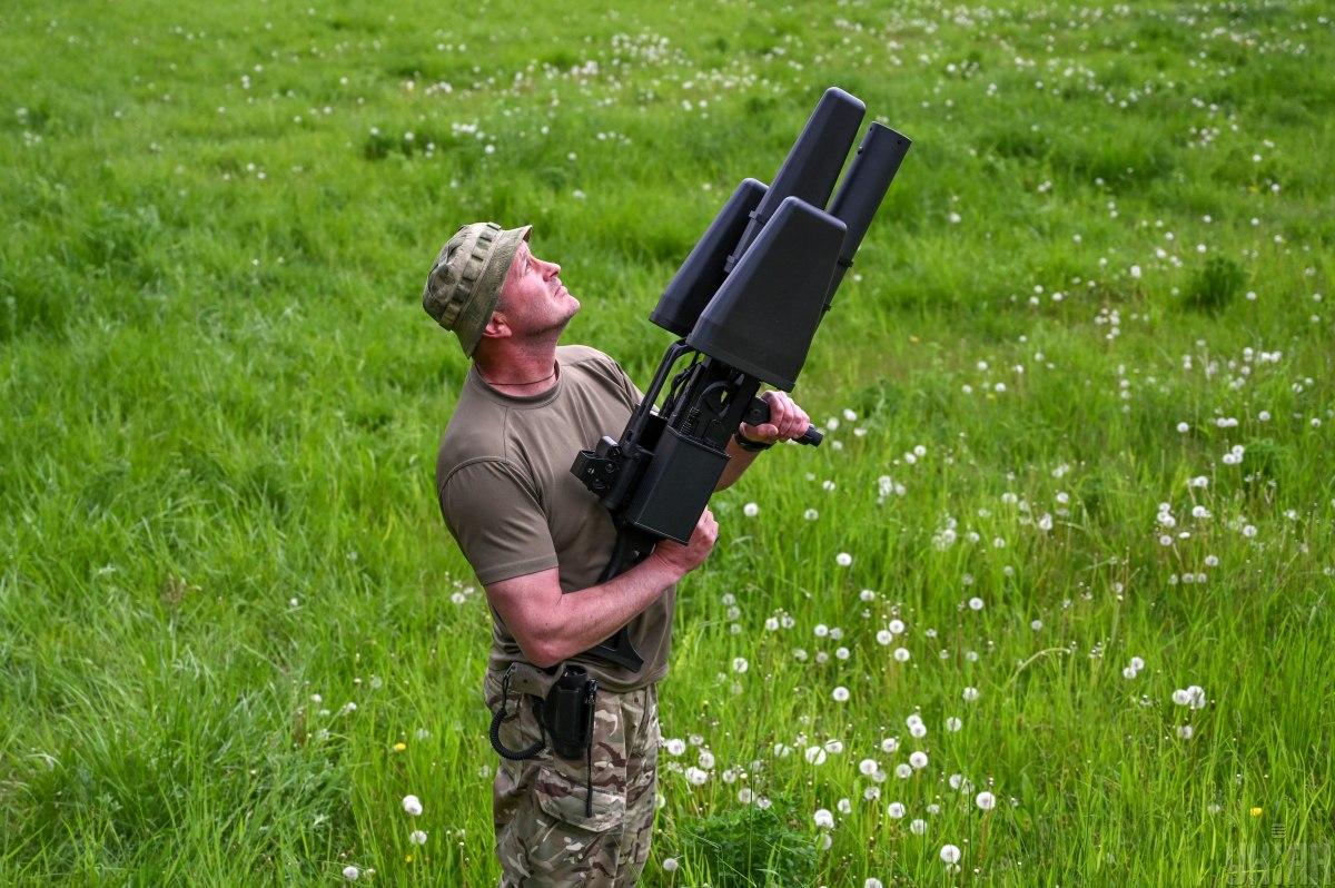 Українські військові антидроновими рушницями нищать ворожі БПЛА / фото УНІАН