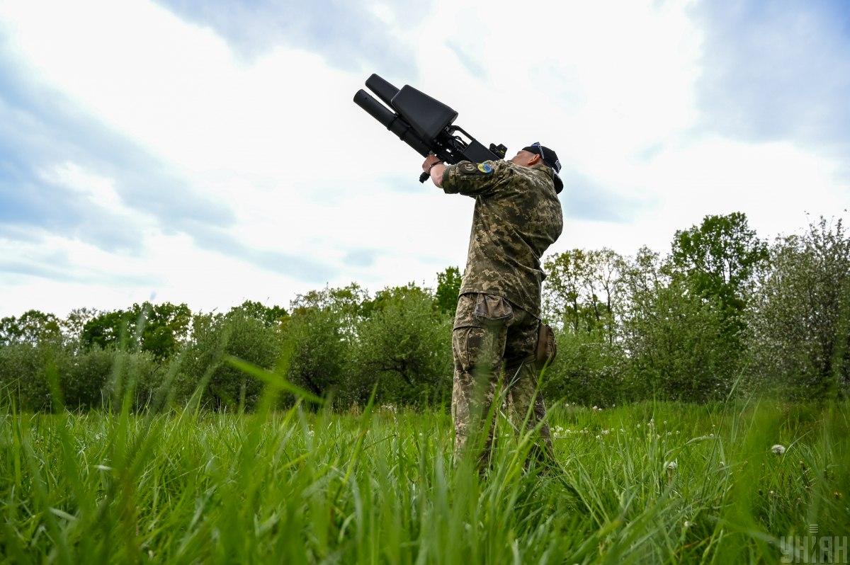 Антидроновое ружье / фото УНИАН (Вячеслав Ратинский) Антидроновое ружье / фото УНИАН (Вячеслав Ратинский)