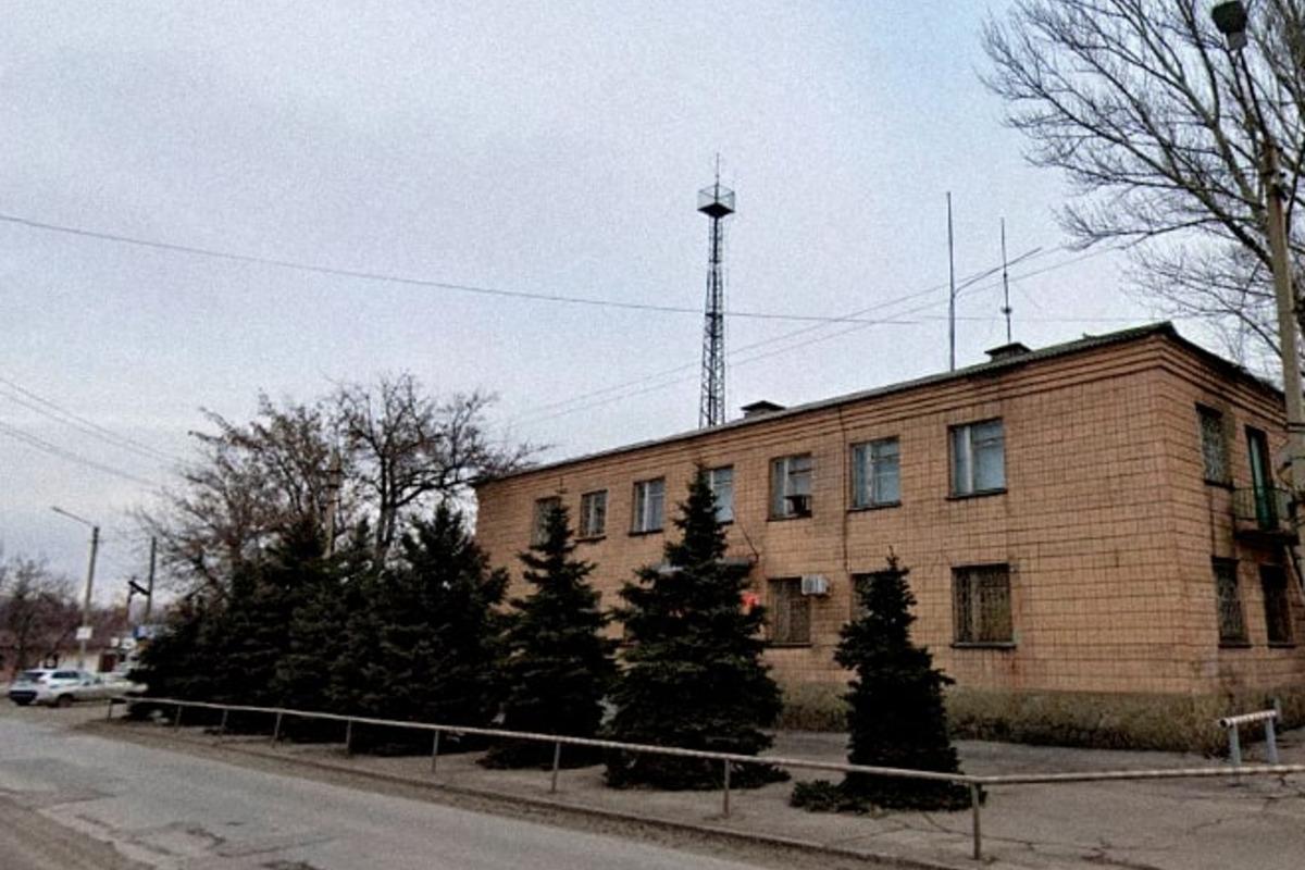 В Гуково в военкомат бросили бутылку с коктейлем молотова, выяснили журналисты / фото t.me/cheRostov В Гуково в военкомат бросили бутылку с коктейлем молотова, выяснили журналисты / фото t.me/cheRostov