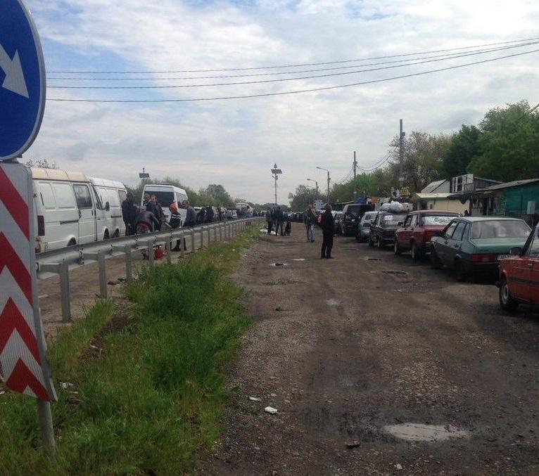 Люди чекали понад дві доби \ фото Телеграм-канал Петро Андрющенко Люди чекали понад дві доби \ фото Телеграм-канал Петро Андрющенко