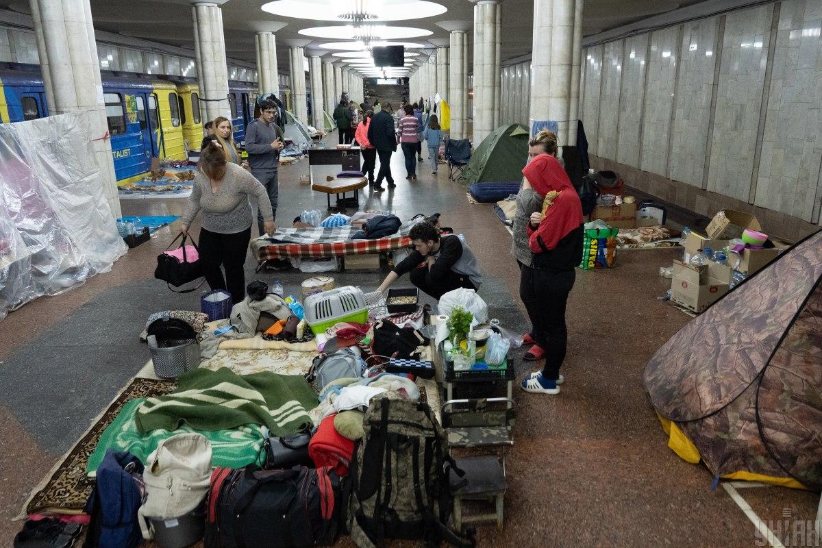 Многие жители Харькова до сих пор не решаются покидать бомбоубежища в метрополитене / фото УНИАН, Андрей Мариенко