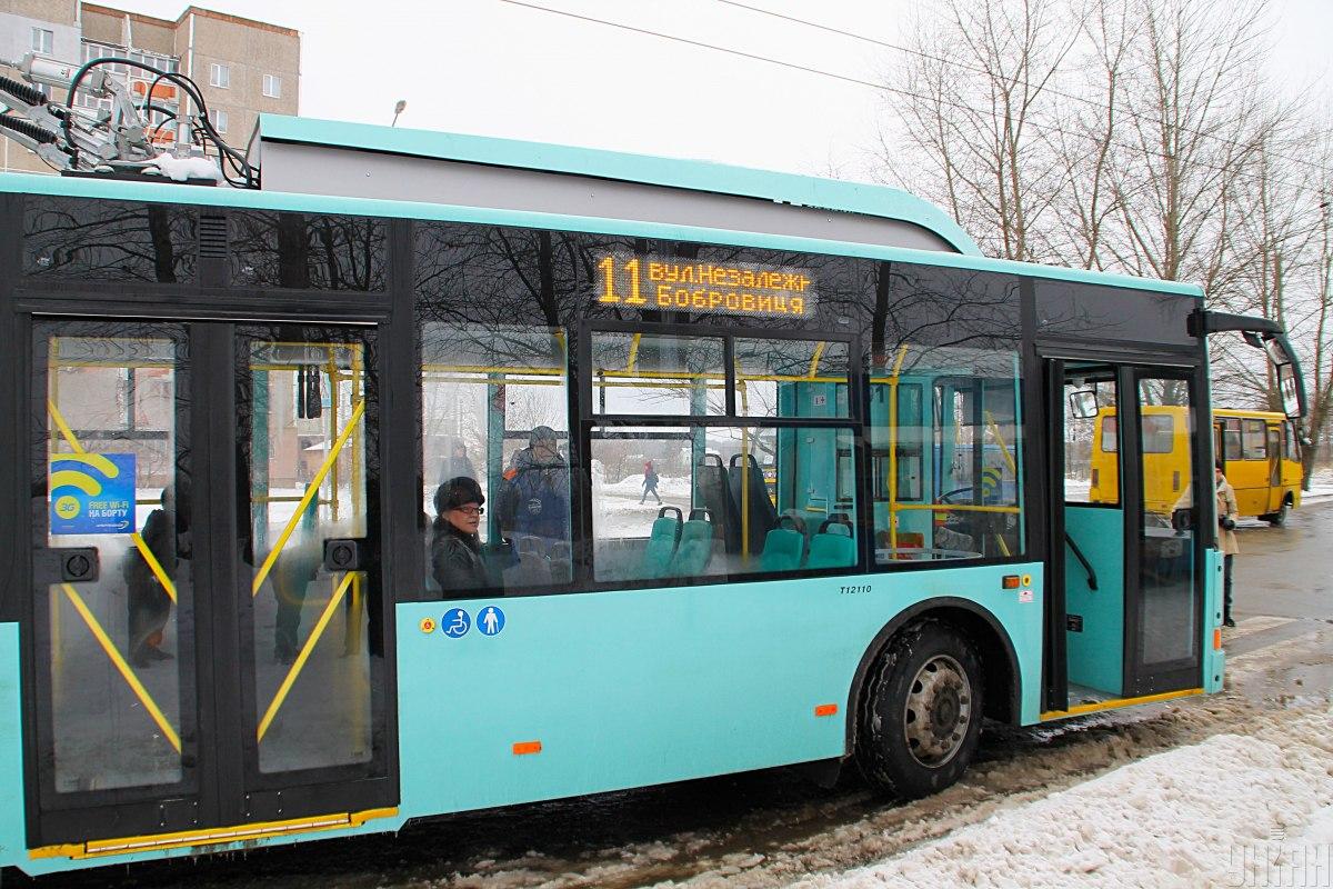 Через місяць після припинення бойових дій автобуси й тролейбуси у Чернігові не їздять / фото УНІАН, Володимир Коваль