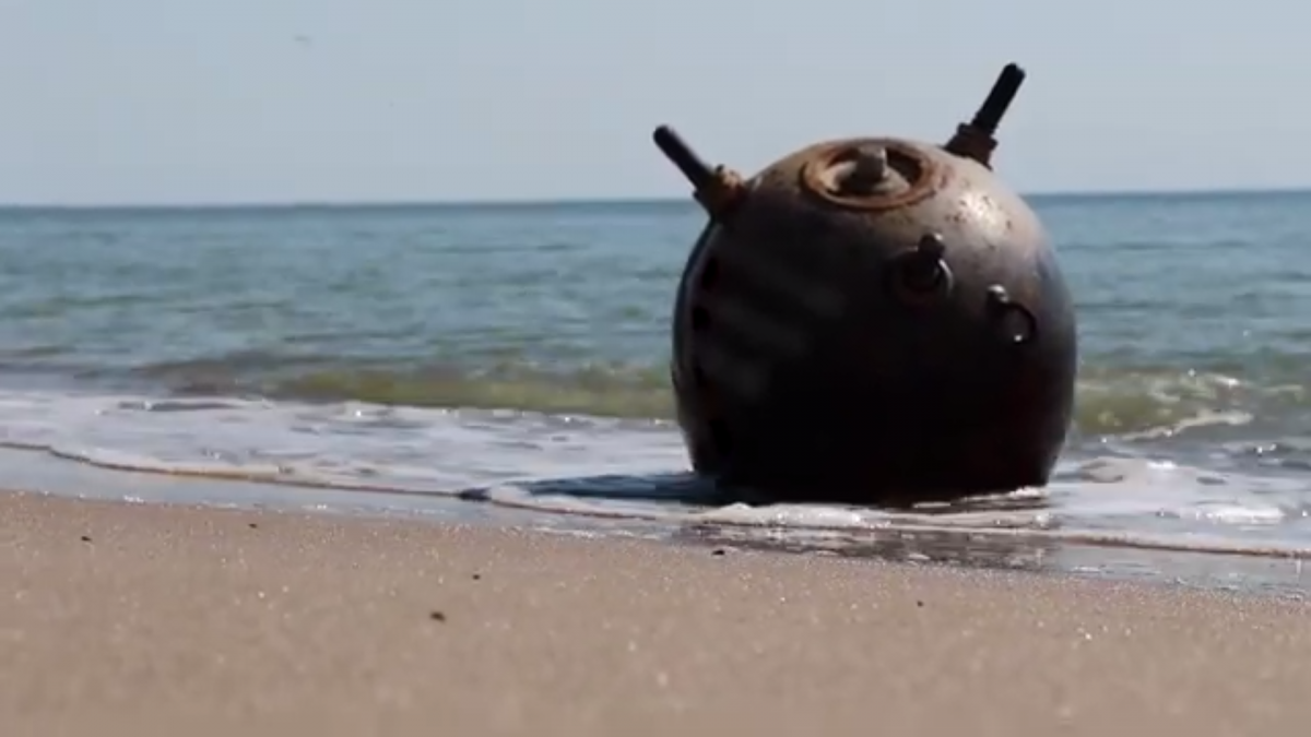 В море в Одесской области вблизи одного из пляжей обнаружили всплытие вражеской морской мины / скриншот