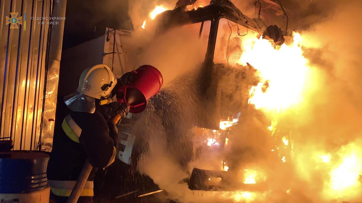 Ночной пожар в Киеве / фото ГСЧС