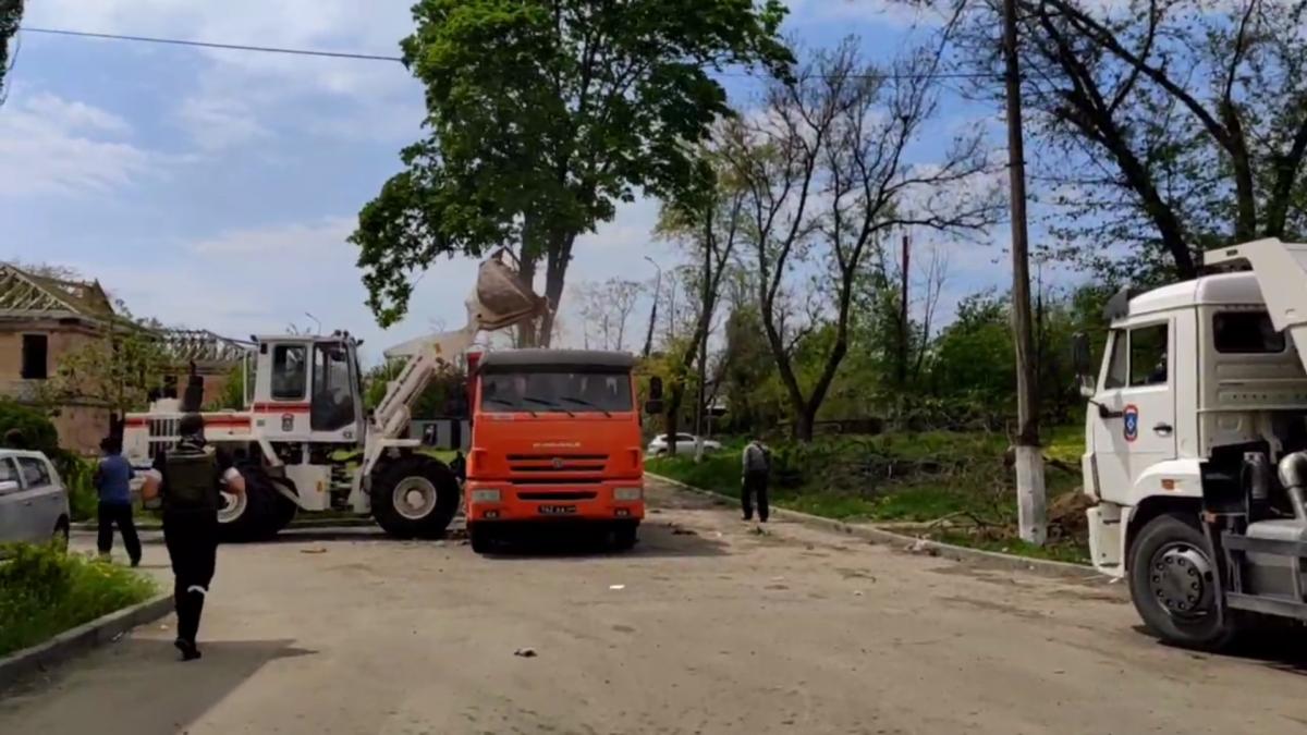 Росіяни знищують докази своїх звірств проти цивільних у Маріуполі / Скріншот Росіяни знищують докази своїх звірств проти цивільних у Маріуполі / Скріншот