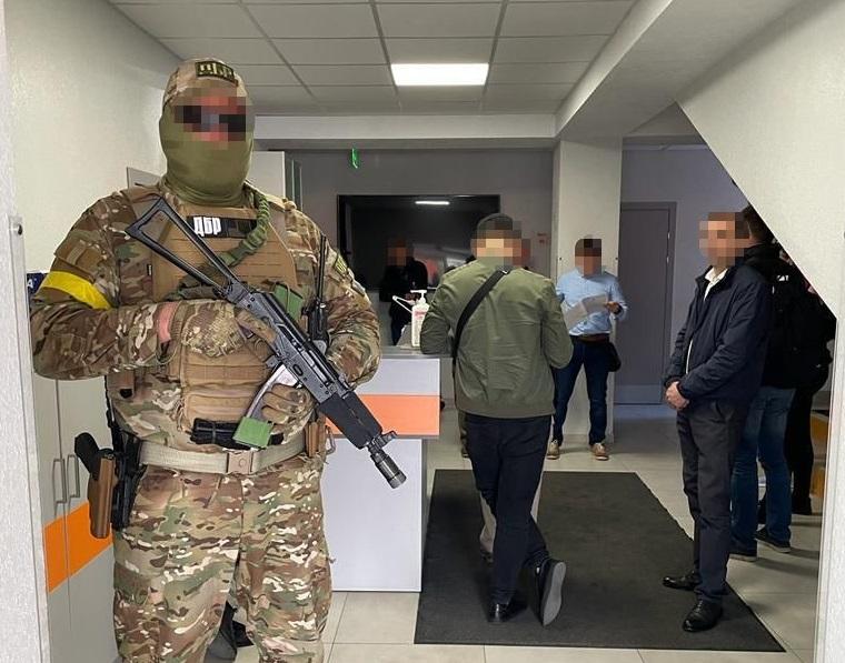 Працівники ДБР встановили, що виявлене виробництво входить до холдингу російського олігарха / фото ДБР Працівники ДБР встановили, що виявлене виробництво входить до холдингу російського олігарха / фото ДБР