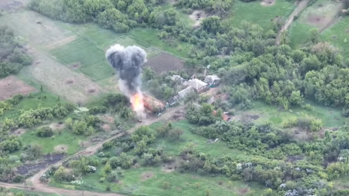 Бойцы 25-й бригады метким выстрелом уничтожили БМП-1 и «поджарили» оккупантов / скриншот с видео