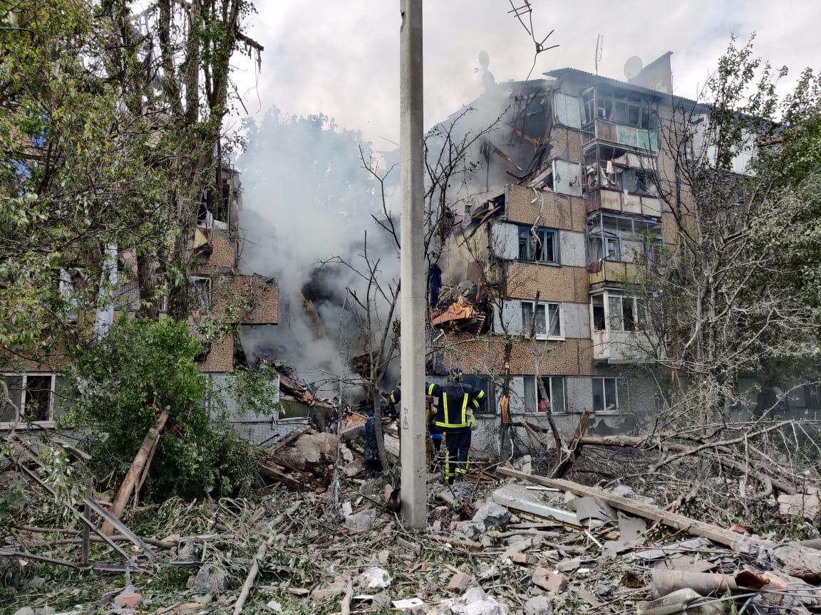 Російські війська вдарили по житловому будинку Бахмута / фото: Павло Кириленко/Донецька ОВА