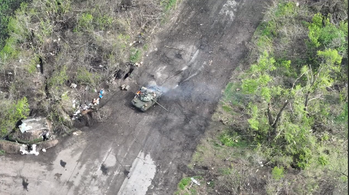 В Харьковской области ВСУ уничтожили российский Т-80 / скрин видео В Харьковской области ВСУ уничтожили российский Т-80 / скрин видео