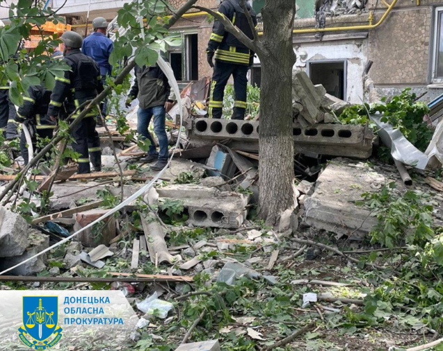 У Бахмуті в результаті ворожого обстрілу загинули двоє чоловіків та жінка / фото facebook.com/don.gp.gov.ua У Бахмуті в результаті ворожого обстрілу загинули двоє чоловіків та жінка / фото facebook.com/don.gp.gov.ua