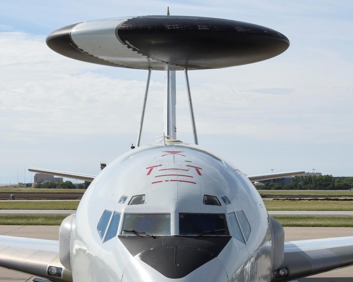 AWACS могут распознавать воздушные цели на расстоянии более 400 километров / фото US Army AWACS могут распознавать воздушные цели на расстоянии более 400 километров / фото US Army