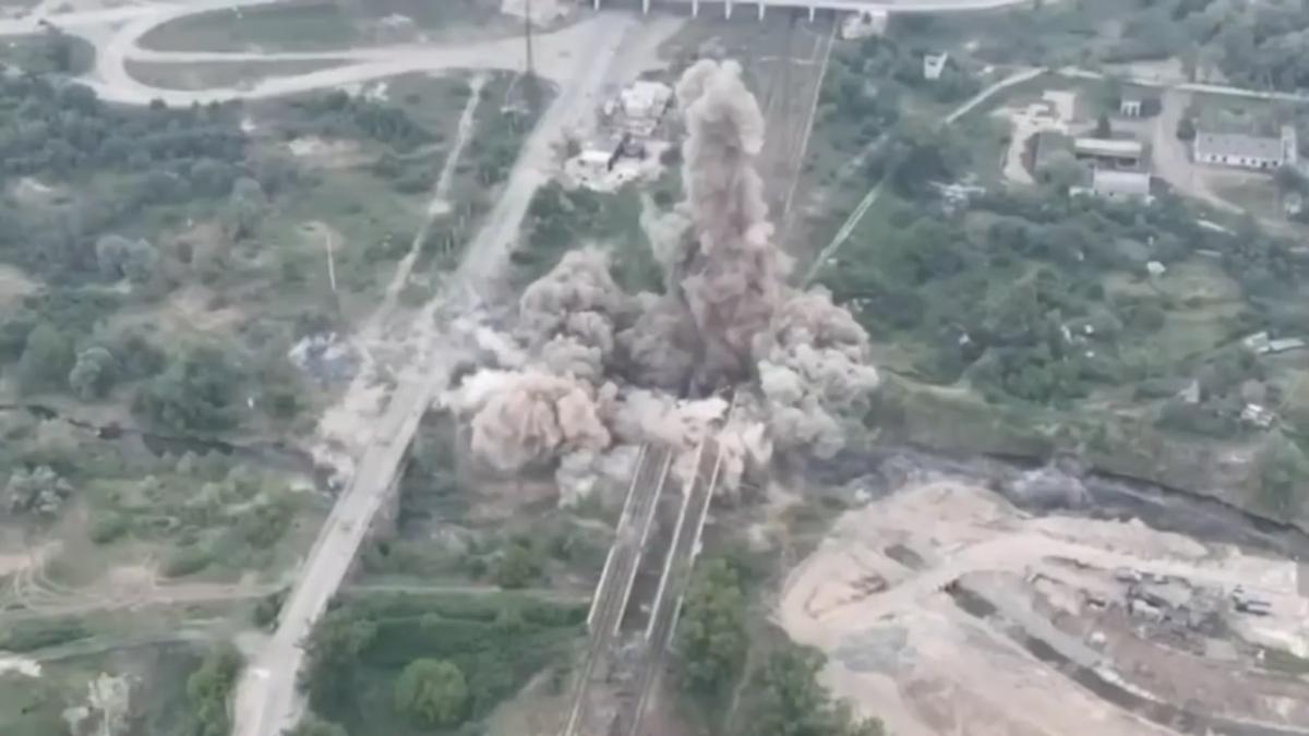 Украинские воины показали, как взорвали мосты на Луганщине для срыва планов оккупантов / скриншот