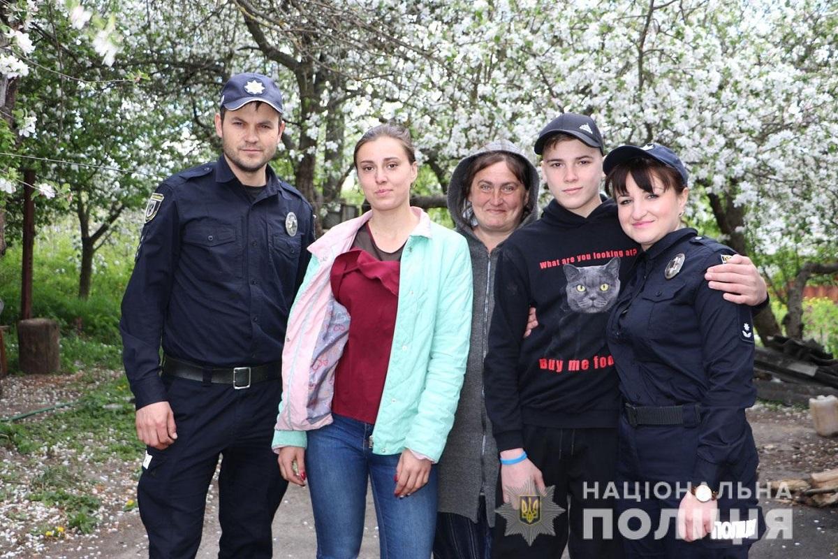 Офіційна білоруська медицина не погоджувалася віддати хлопчика сестрі / фото facebook.com/policechernigivshchini Офіційна білоруська медицина не погоджувалася віддати хлопчика сестрі / фото facebook.com/policechernigivshchini