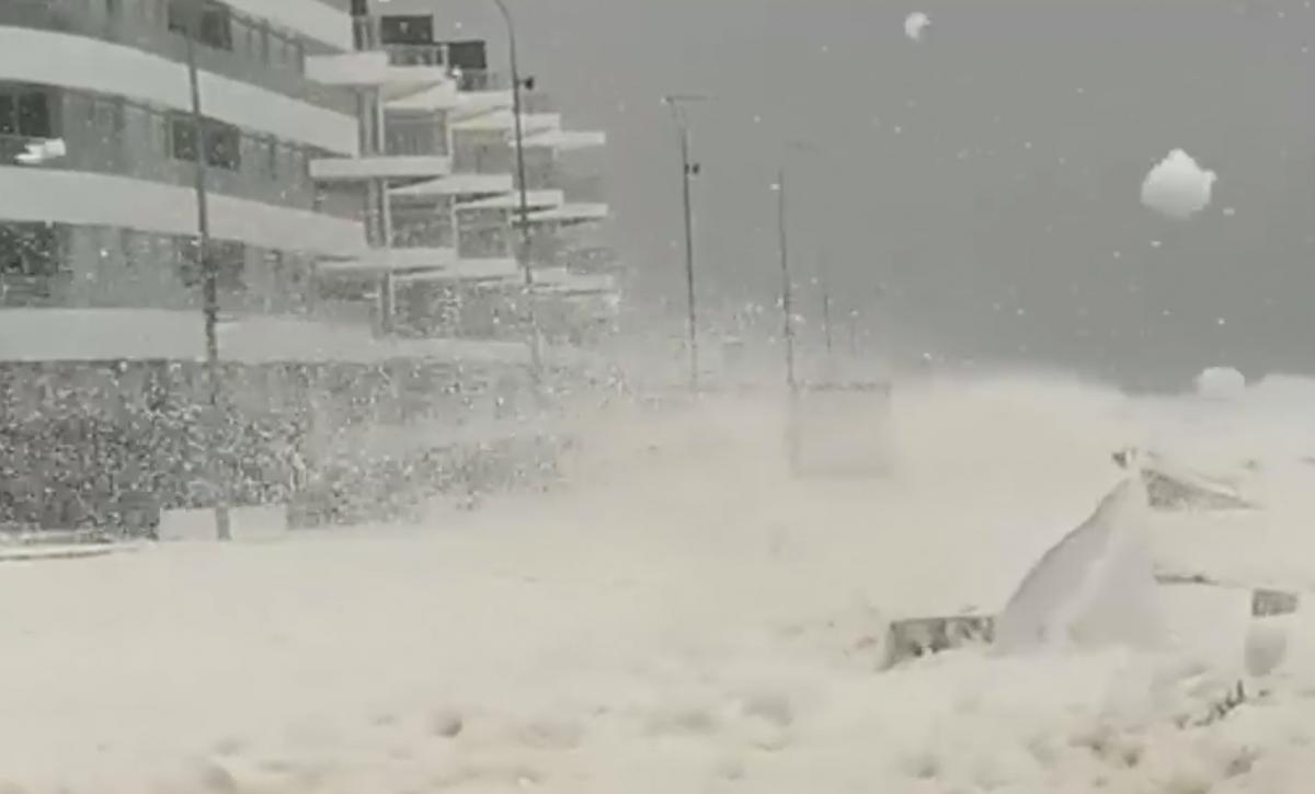 Побережье города в Уругвае завалило морской пеной / скриншот видео