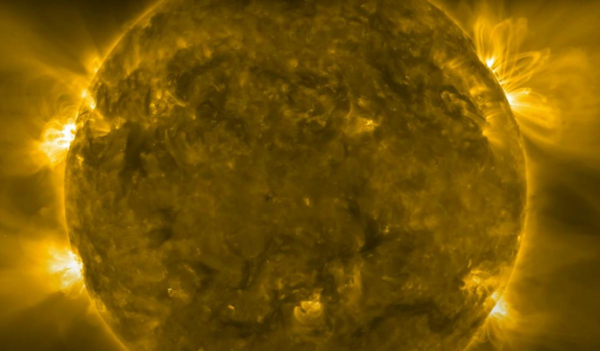 Ученые показали Солнце с максимально близкого расстояния / скриншот видео