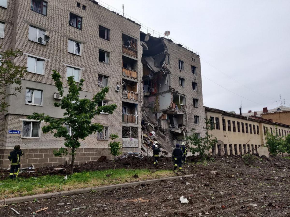 В пятиэтажке уничтожен целый подъезд, но, по предварительной информации, пострадавших нет / фото t.me/pavlokyrylenko_donoda