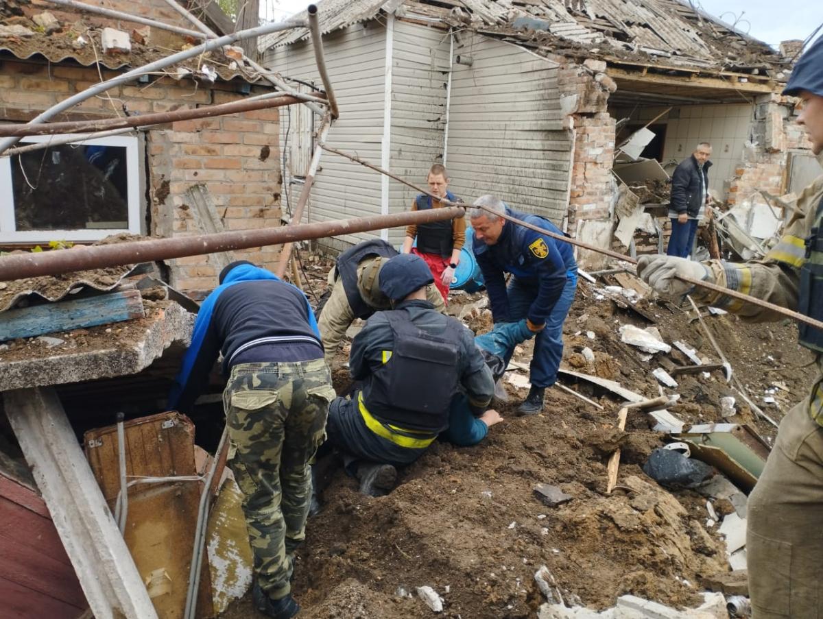 Окупанти завдали чергового авіаудару по Бахмуту \ фото ДСНС Окупанти завдали чергового авіаудару по Бахмуту \ фото ДСНС