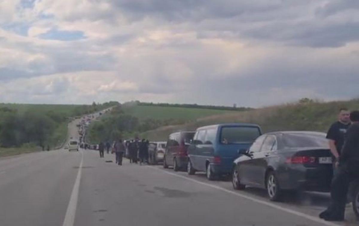 В машинах знаходяться жінки та діти / Скріншот з відео В машинах знаходяться жінки та діти / Скріншот з відео