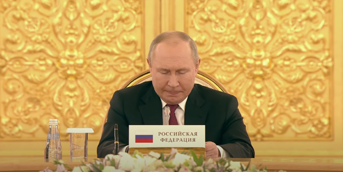Security accompanies Putin even in the toilet - media / video screenshot