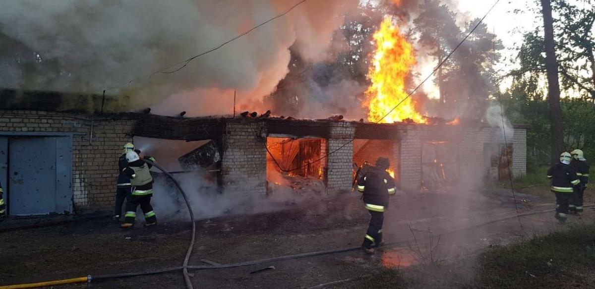 Garage and car caught fire in the village of Mala Danylivka from the occupiers' attack / photo Oleg Sinegubov's Telegram Channel