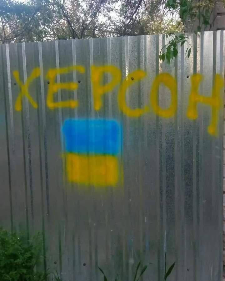 Патріоти прикрасили окупований Херсон до Дня вишиванки: місто стало синьо-жовтим (фото) Патріоти прикрасили окупований Херсон до Дня вишиванки: місто стало синьо-жовтим (фото)