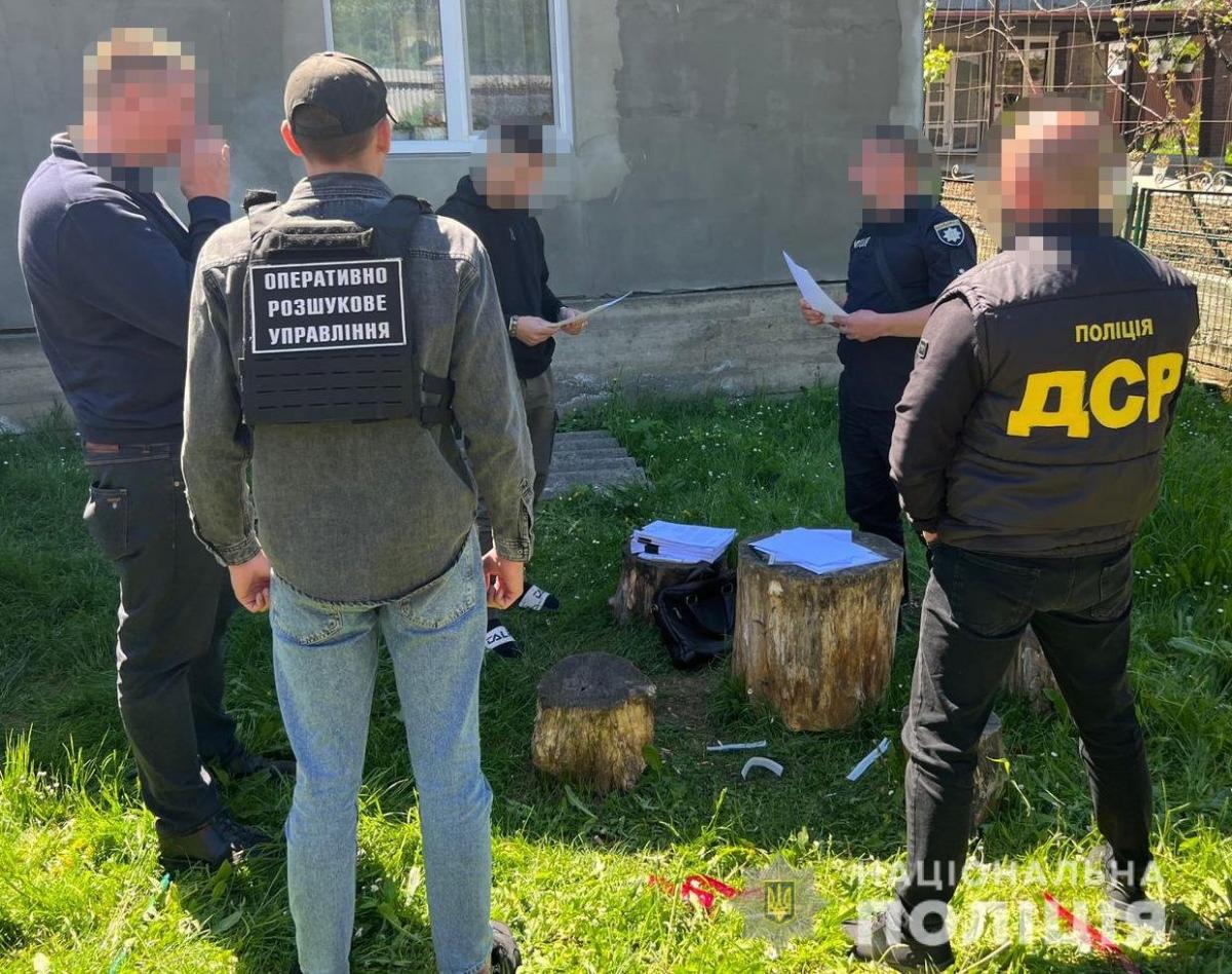 Ділки незаконно переправляли військовозобов’язаних за кордон / фото Нацполіція України Ділки незаконно переправляли військовозобов’язаних за кордон / фото Нацполіція України