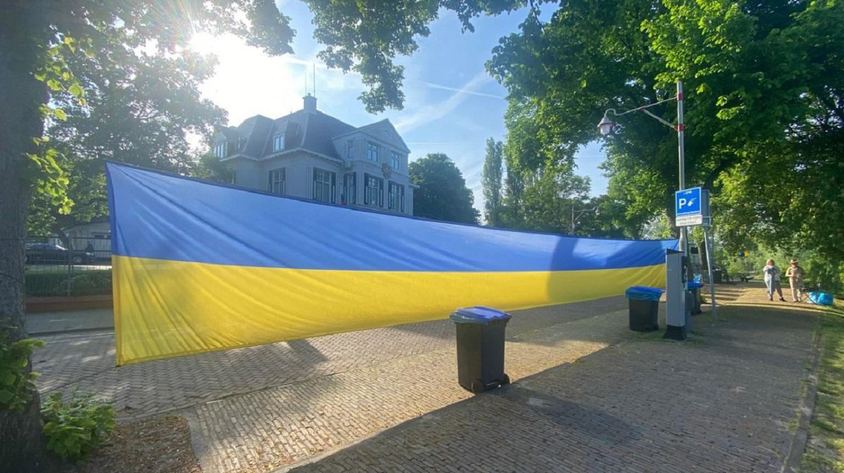Перед посольством РФ в Гаазі щодня вивішують величезний прапор України / Omroep west Перед посольством РФ в Гаазі щодня вивішують величезний прапор України / Omroep west