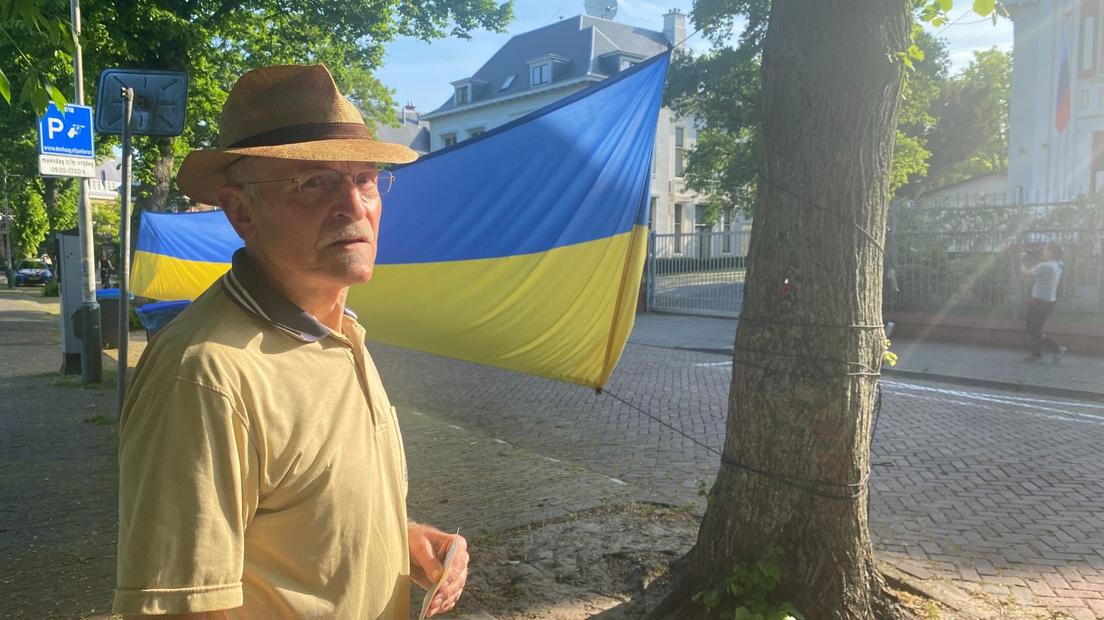 Перед посольством РФ в Гаазі щодня вивішують величезний прапор України / Omroep west Перед посольством РФ в Гаазі щодня вивішують величезний прапор України / Omroep west
