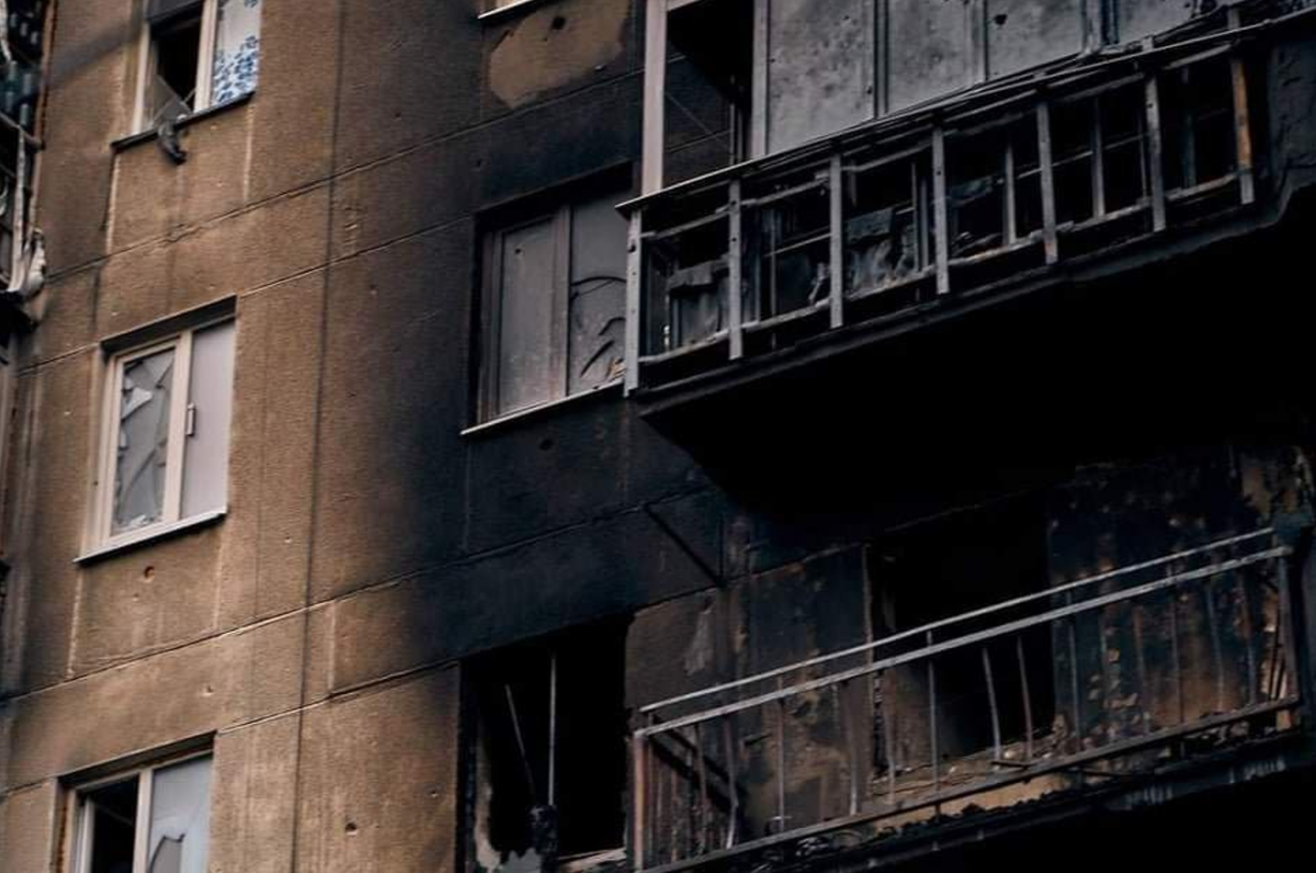Окупанти обстрілюють житлові будинки / фото t.me/luhanskaVTSA