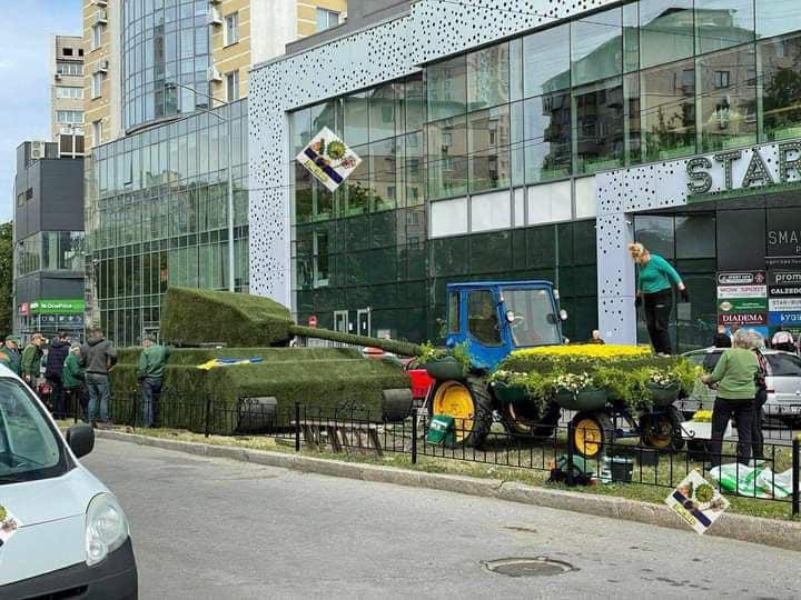 Клумба расположена вблизи станции метро Политехнический институт / фото: Виктор Янкаускас / Facebook Клумба расположена вблизи станции метро Политехнический институт / фото: Виктор Янкаускас / Facebook