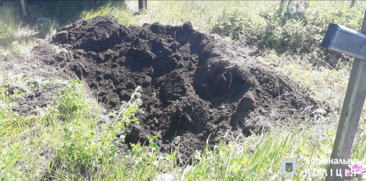 Жителі Харківщини поховали солдат РФ / фото Нацполіція Жителі Харківщини поховали солдат РФ / фото Нацполіція