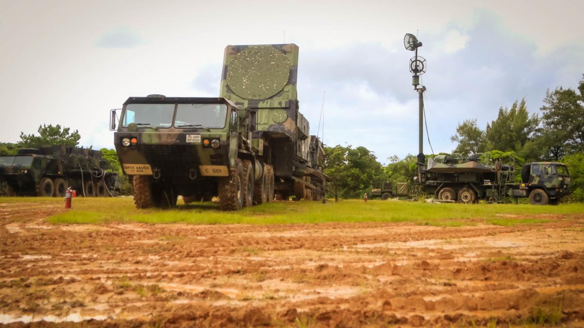 AN / MPQ-65 і машина зв'язку / Фото-US Army AN / MPQ-65 і машина зв'язку / Фото-US Army