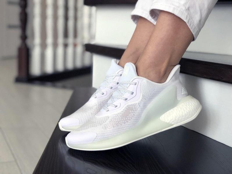 Як відіпрати білі кросівки / фото Joom