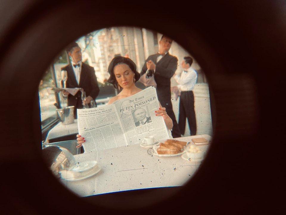 Астафьева читает газету своей мечты / фото instagram.com/da_astafieva Астафьева читает газету своей мечты / фото instagram.com/da_astafieva